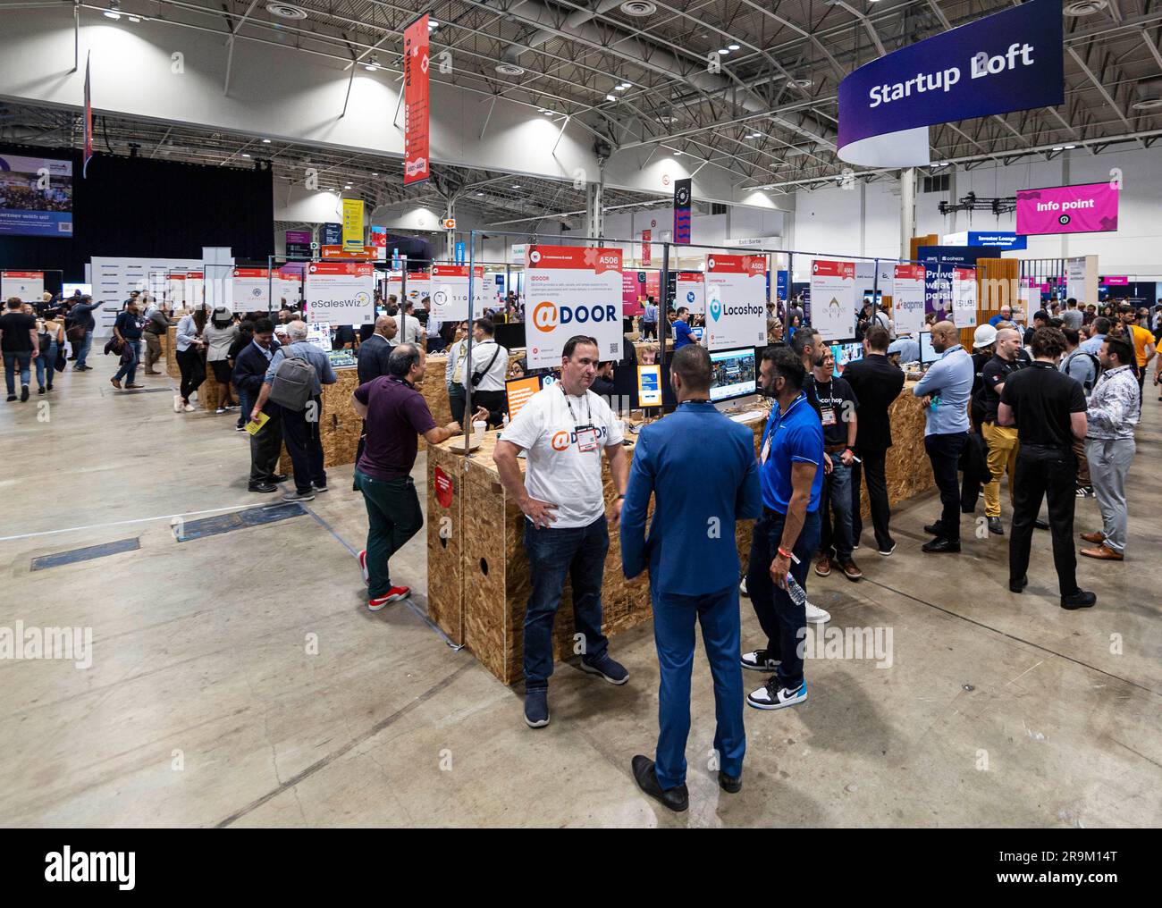 Toronto, Canadá. 27º de junio de 2023. La gente visita los stands de las startups durante la Toronto, Canadá. 27º de junio de 2023. La gente visita los stands de las startups durante la