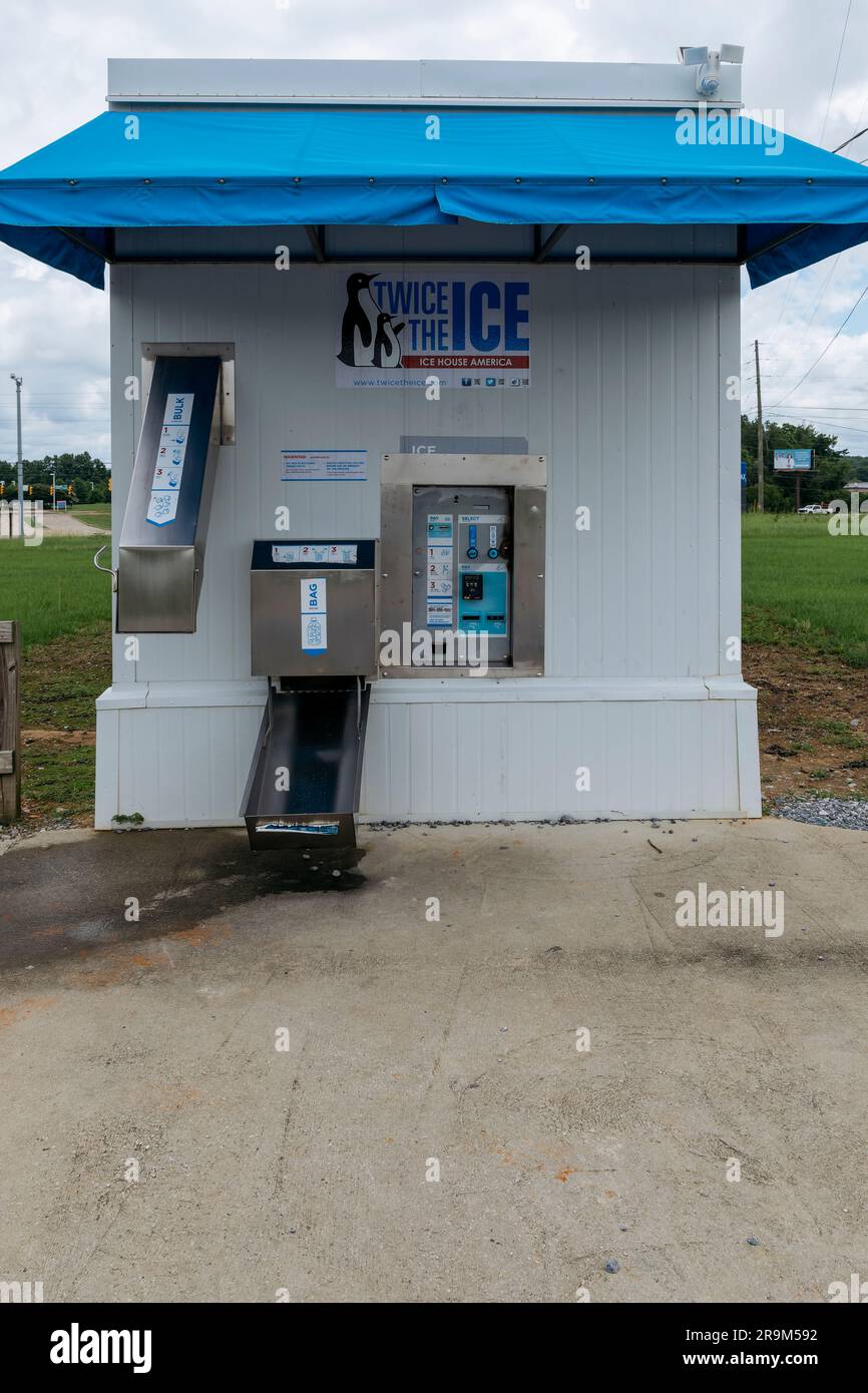 Gran máquina de hielo independiente para hacer usted mismo compras de hielo en bolsas más populares durante los calurosos meses de verano en Montgomery Alabama, EE.UU.. Foto de stock