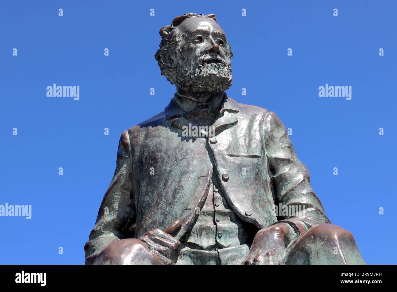 Cabeza y hombros de la escoria de bronce de Julio Verne sentado en un pulpo del escultor local José Morales, jardines de Montero Ríos, Vigo, España. Foto de stock