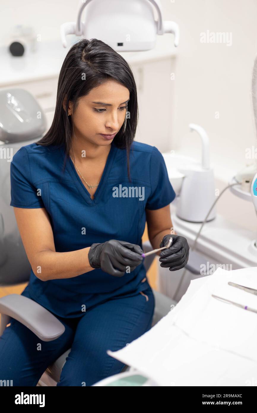 dentista preparando los instrumentos médicos para el cuidado de los pacientes en su oficina dental, estilo de vida profesional de la salud Foto de stock