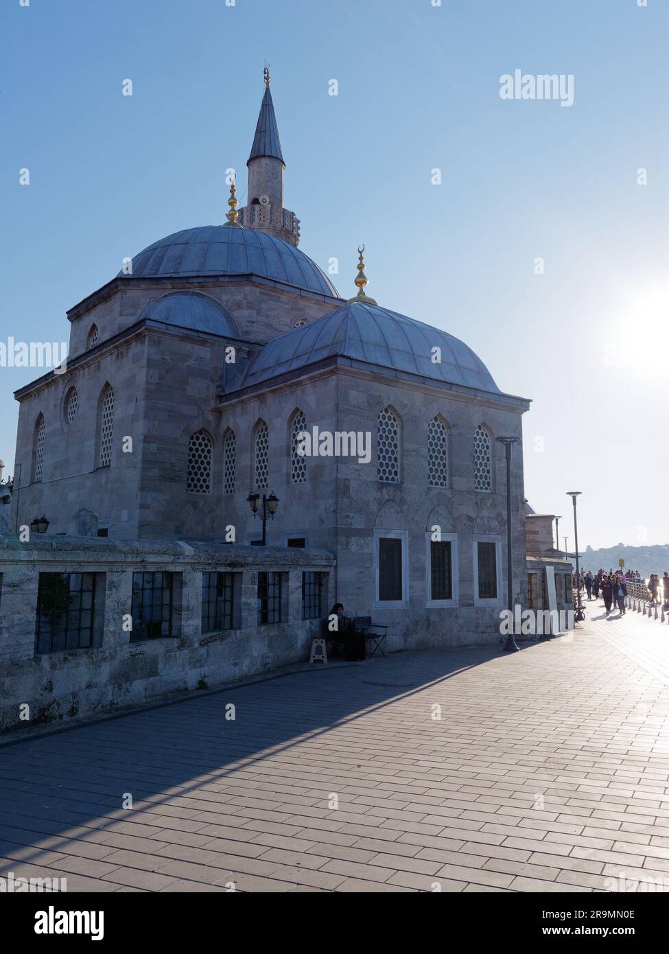 Mezquita Şemsi Pasha en una noche de verano en la ciudad de Uskudar, Estambul, Turquía. Se proyecta una fuerte sombra a lo largo del paseo marítimo. Foto de stock