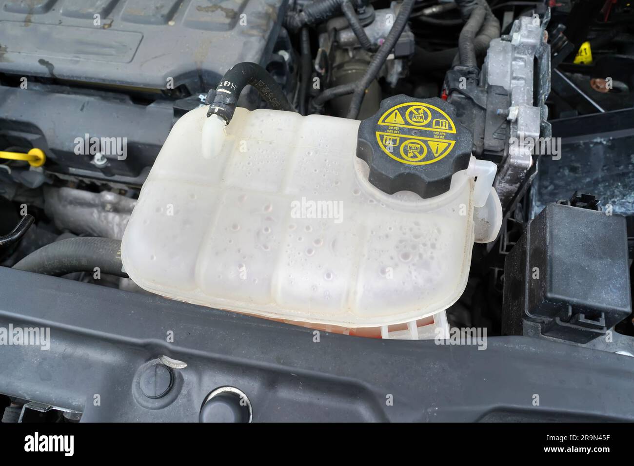 Vacíe el depósito de agua del limpiaparabrisas del parabrisas de un coche  del compartimiento del motor Fotografía de stock - Alamy