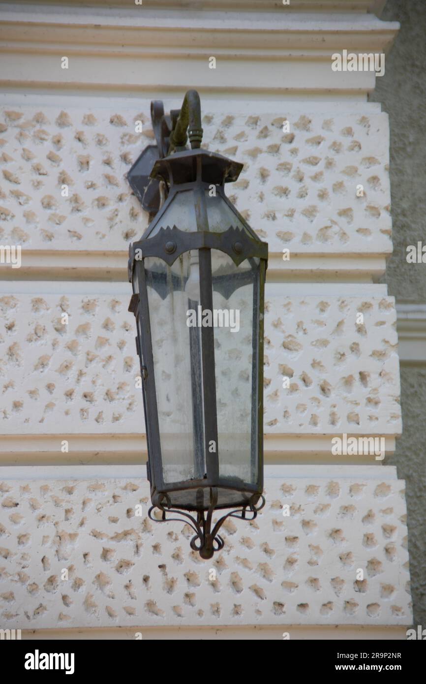 lámpara exterior de cristal metálico Foto de stock