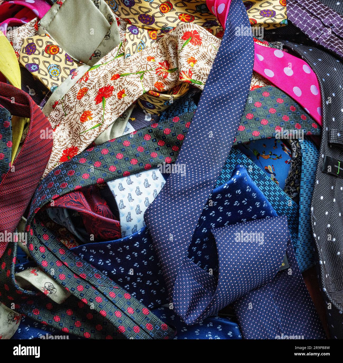 Arreglo de corbatas (corbatas); incluyendo Hermès, Turnbull y Asser, Lanvin Fotografía de stock - Alamy