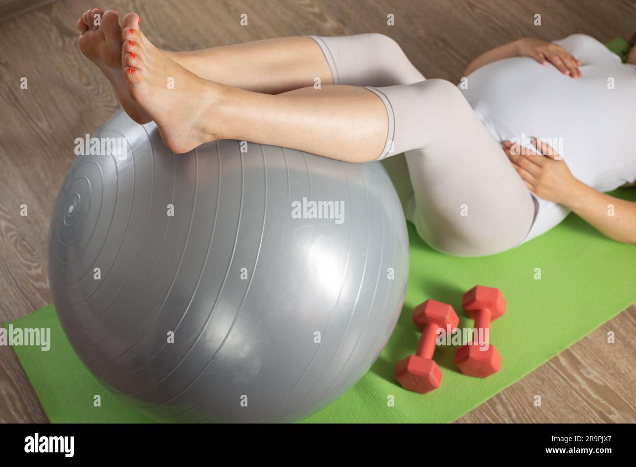 Mujer embarazada haciendo ejercicio en el fitball en casa. Embarazo,  deporte, fitness, personas y concepto de estilo de vida saludable  Fotografía de stock - Alamy
