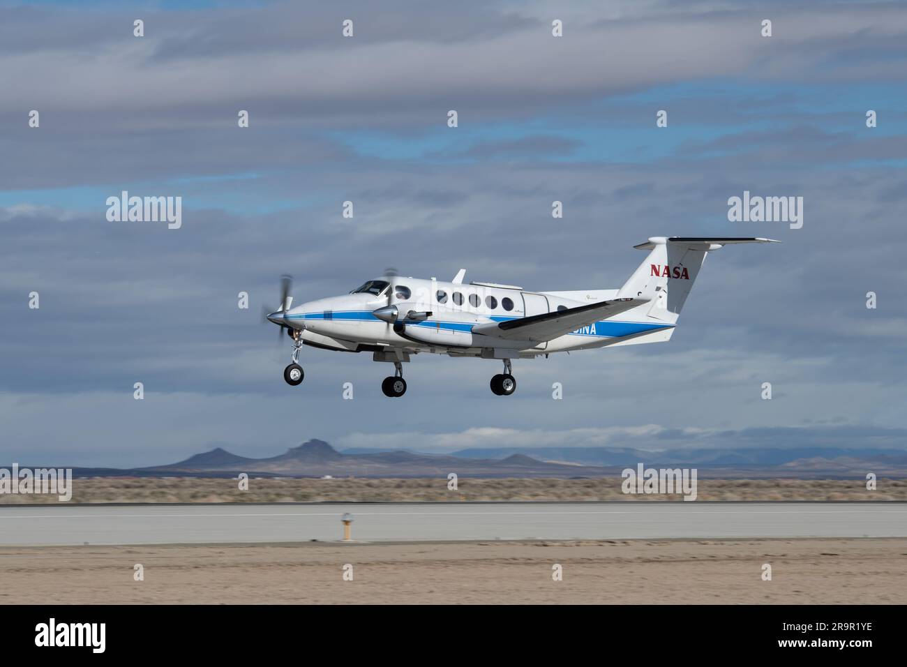 . El Centro de Investigación de Vuelo Armstrong de la NASA en Edwards, California, voló el B200 King Air en apoyo de las señales de la campaña Opportunity Synthetic Aperture Radar (SoOpSAR) el 27 de febrero de 2023. Foto de stock