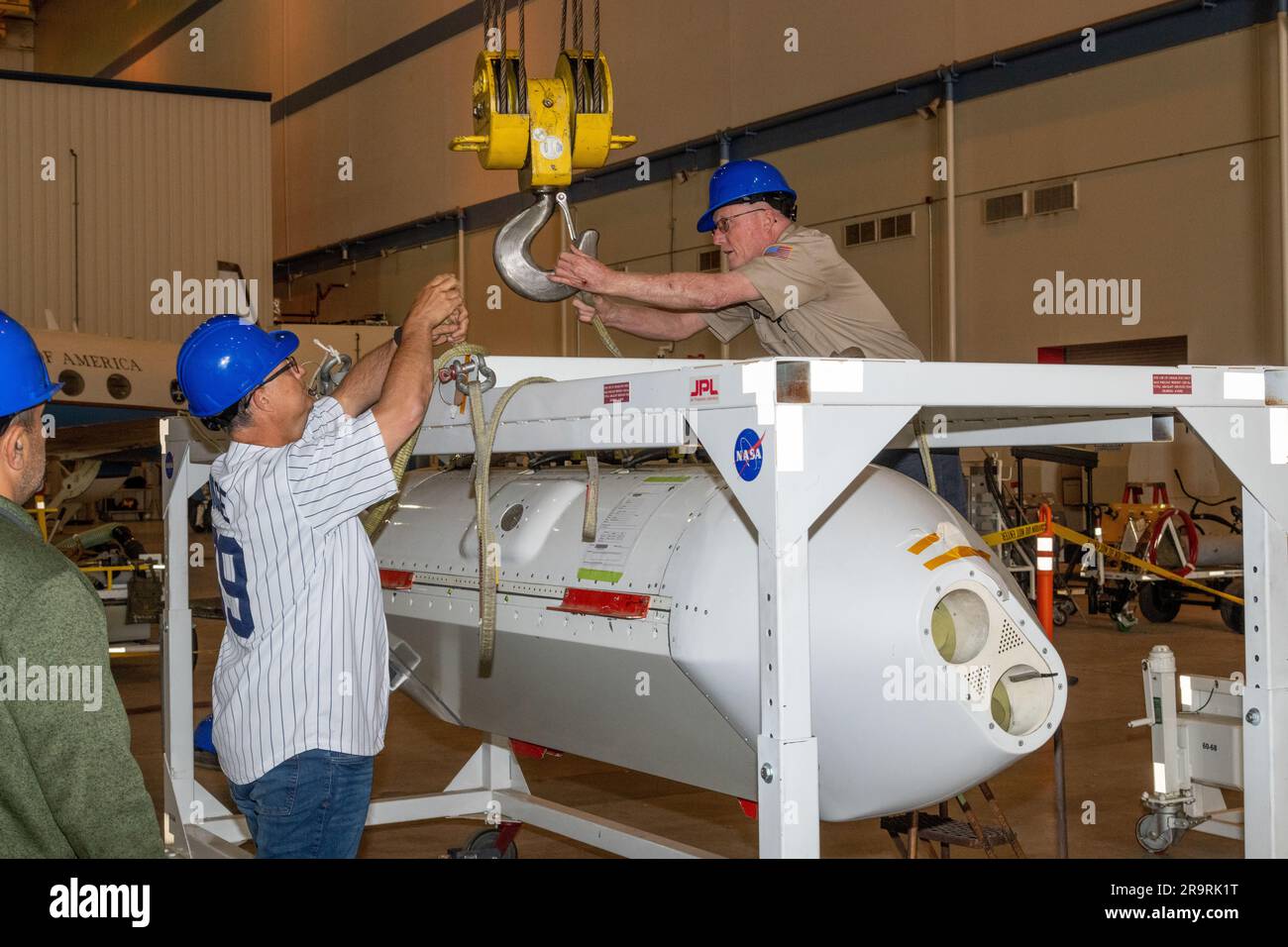 . El radar de apertura sintética de vehículos aéreos deshabitados, UAVSAR, está preparado para su instalación en el avión C-20A de la NASA.EL UAVSAR utiliza una técnica llamada interferometría para detectar y medir deformaciones muy sutiles en la superficie de la Tierra, Además, el pod está especialmente diseñado para ser interoperable con aviones no tripulados en el futuro y reunirá datos de Gabón, África en septiembre de 2023. Foto de stock