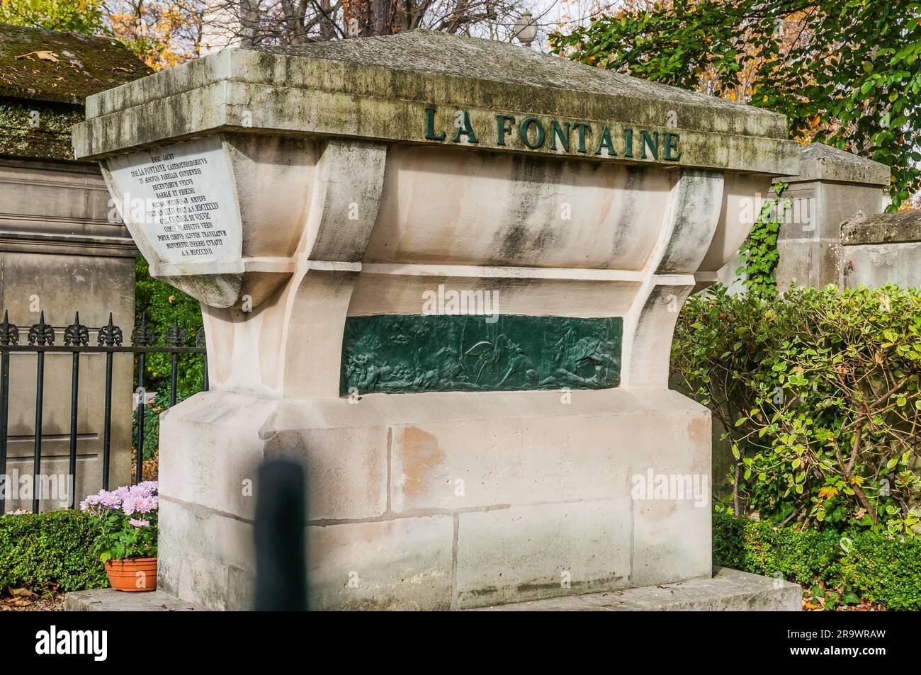 Tumba de La Fontaine en el Pere Lachaise, el cementerio más famoso con