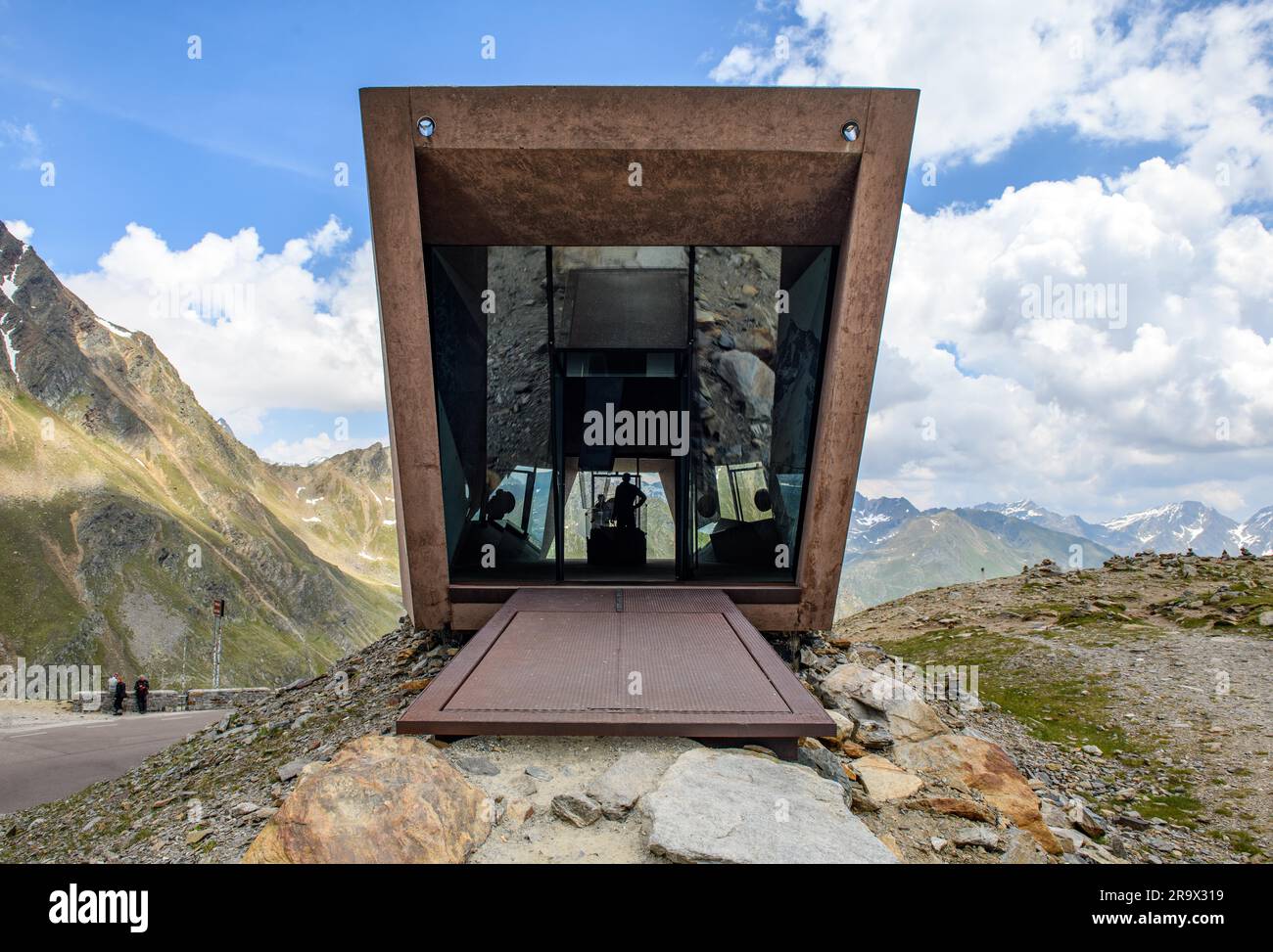 Vista de la entrada del museo del paso TimmelsjochPassmuseum en la