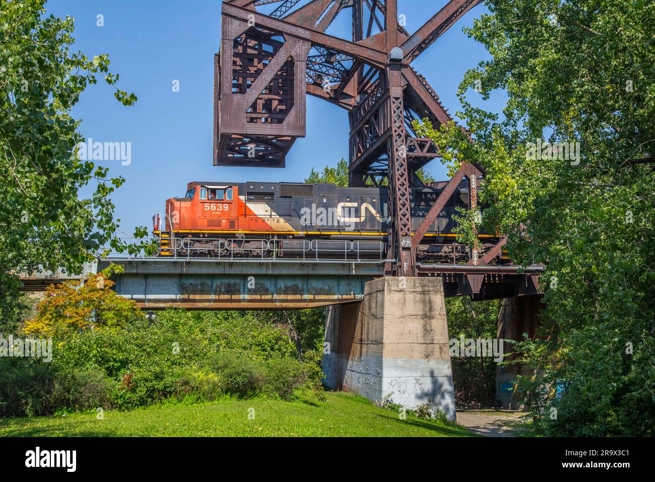 Puente de la línea principal del ferrocarril nacional canadiense sobre el río Rojo, Winnipeg Foto de stock