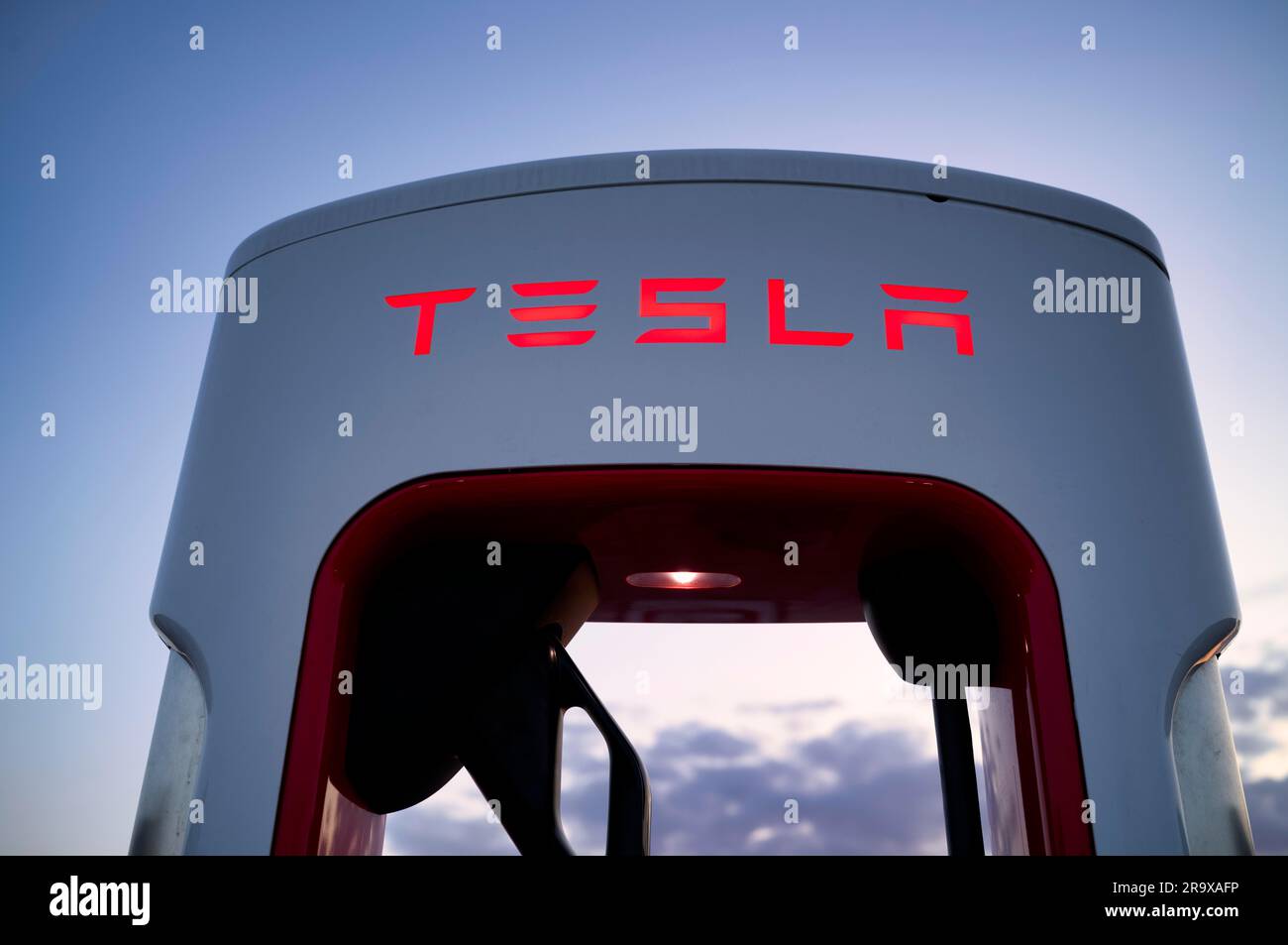 Tesla Supercharger, logotipo, estación de carga para los coches