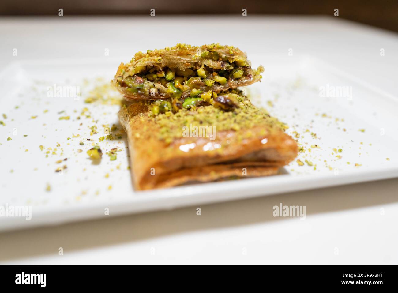 Postre árabe tradicional - una bandeja con una variedad de dulces - deliciosos pasteles creativos de Oriente Medio - cocina árabe turca Foto de stock