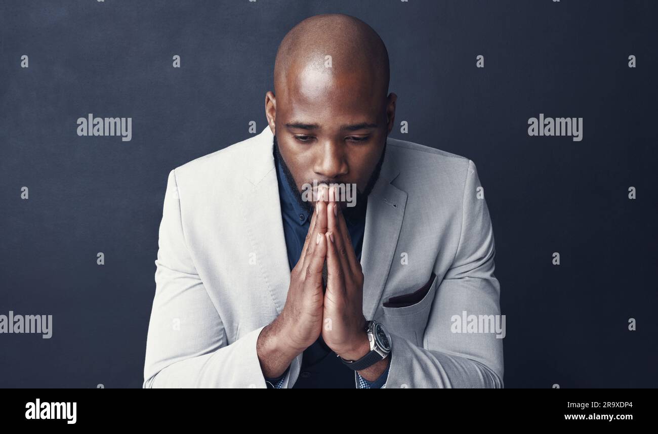 Orar, pensar y hombre de negocios con fe para una carrera, trabajo u