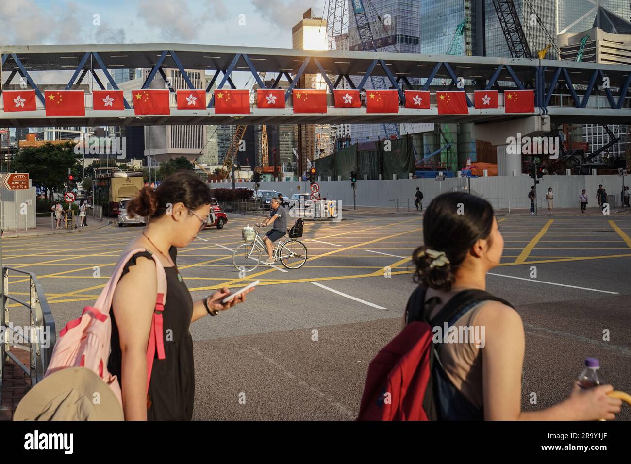 Hong Kong, China. 27º de junio de 2023. Banderas de China y Hong Kong