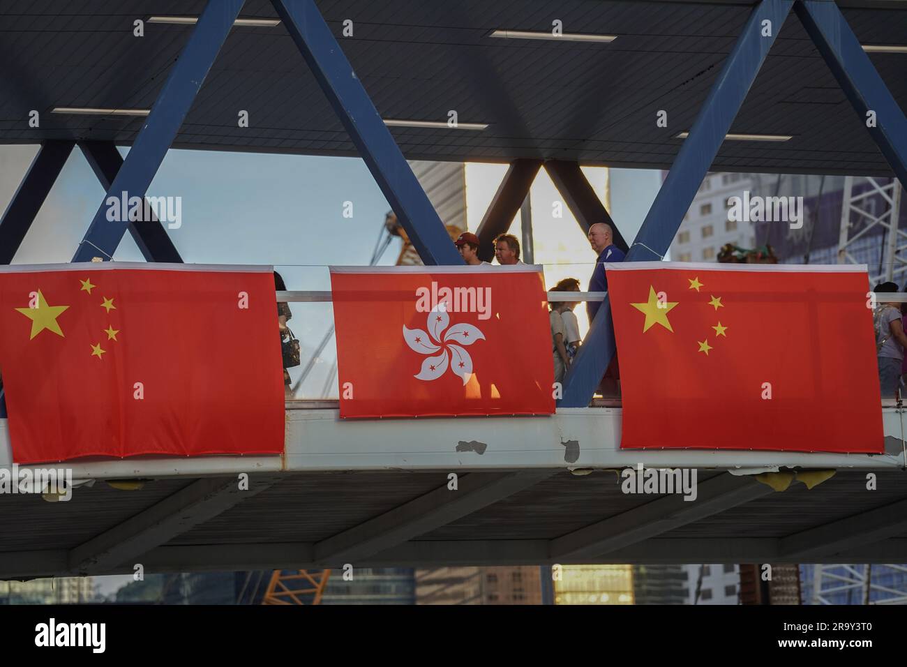 Hong Kong, China. 27º de junio de 2023. Banderas de China y Hong Kong