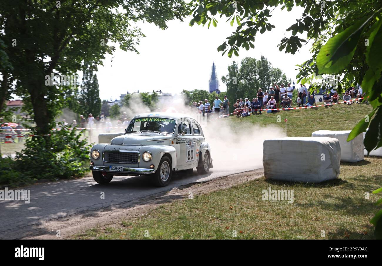 No 80 Sven Kim Sevius, Åmåls MK, Volvo PV 544 Sport, durante el KAK Midnattssolsrallyt (en inglés: Midnight Sun Rally) en Linköping, Suecia, el jueves. La competición de rally es una de las competiciones de rally históricas más grandes del norte de Europa. 120 participantes competirán en el rallye que corre en las carreteras de Finspång, Kisa y Motala de jueves a sábado. Foto de stock