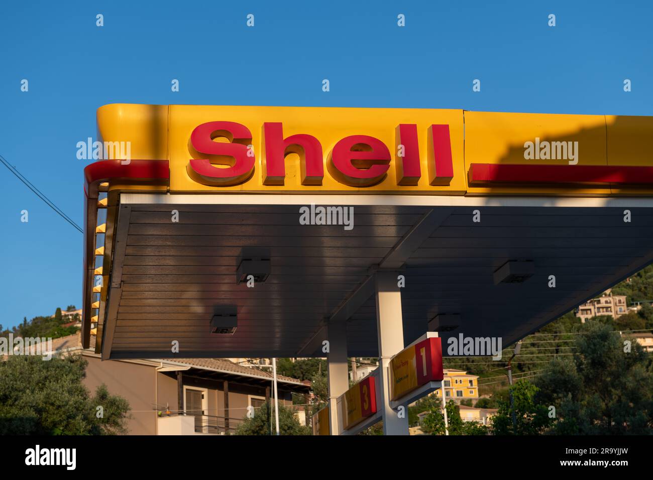 Isla de Lefkada. Grecia- 06.13.2023. El nombre de la compañía para la petrolera estadounidense Shell en una de sus gasolineras. Foto de stock