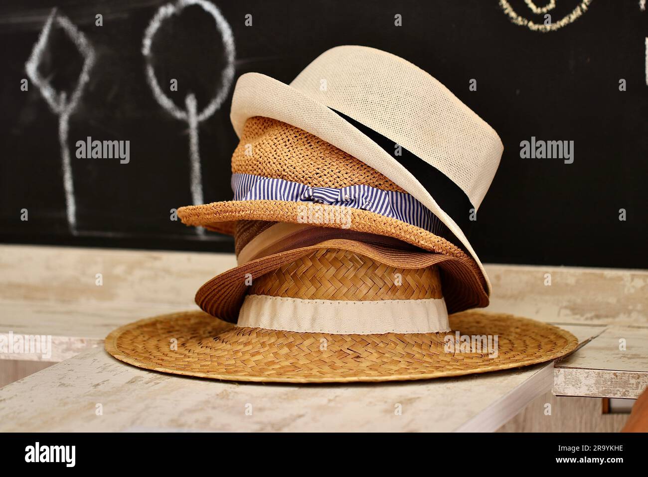 Un montón de sombreros para el sol Fotografía de stock - Alamy