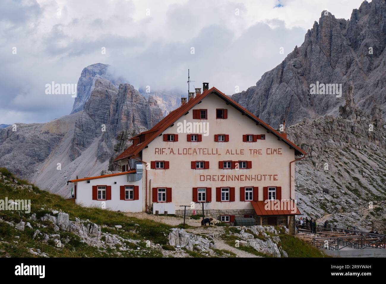 Cabaña de montaña Locatelli (Dreizinnenhutte) un punto de referencia en las montañas italianas, alojamiento para hacer turismo, senderismo, excursiones de senderismo. Dolomitas, Italia - ago Foto de stock