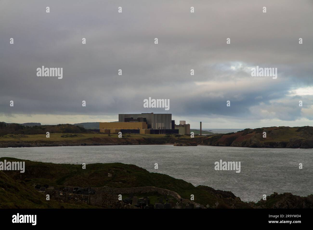 Central nuclear de Wylfa en la costa norte de Anglesey, Norte de Gales, Reino Unido. Horizontal, espacio de copia en la parte superior. Foto de stock