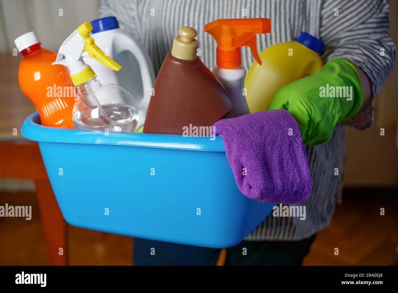 Cubeta azul para la limpieza con guantes amarillos y una variedad de  detergentes con trapos. Limpieza de la habitación.Cubo con artículos de  limpieza sobre fondo claro Fotografía de stock - Alamy