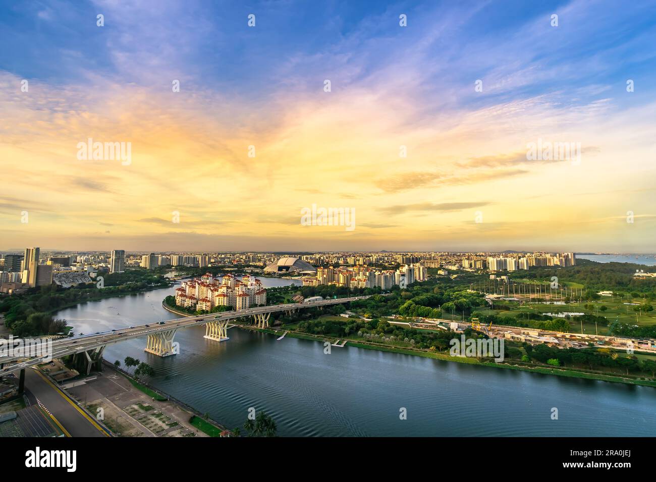 Vista aérea del atardecer en el horizonte de la ciudad de Singapur Marina Bay. Foto de stock