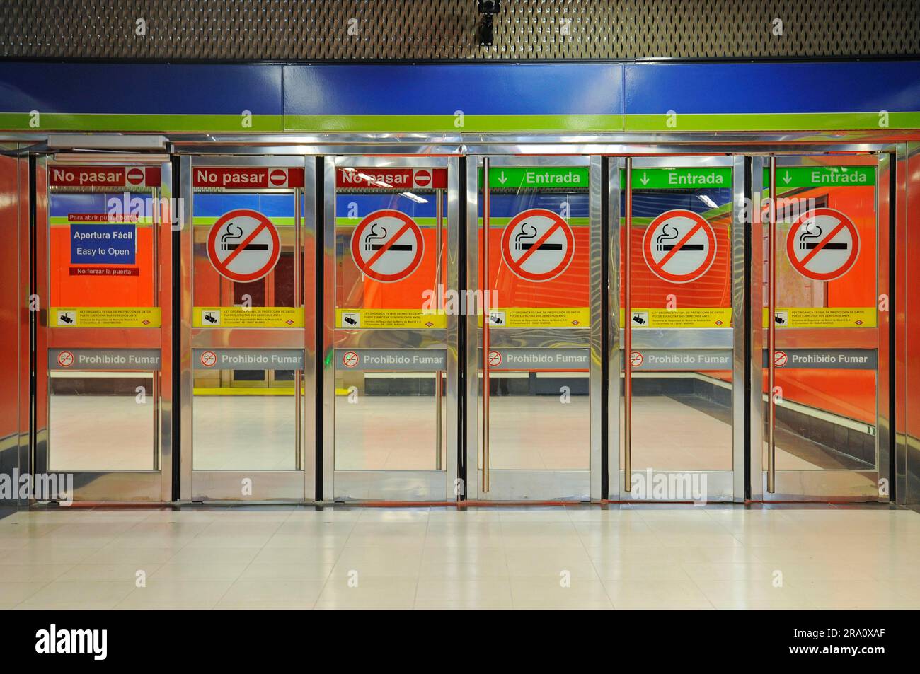 Puertas, estación de metro El Capricho, Madrid, España Fotografía de stock  - Alamy