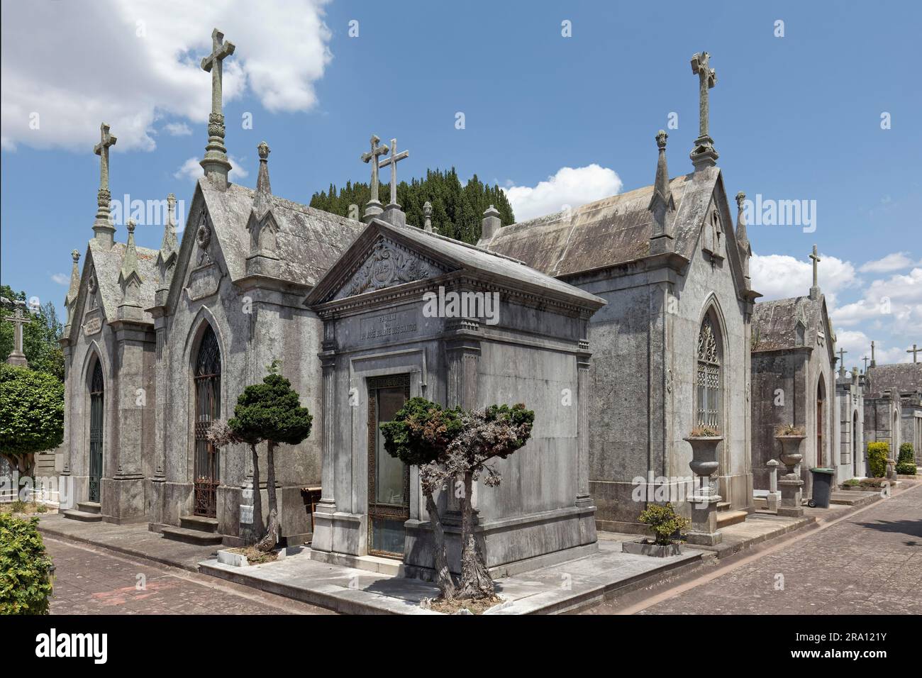 Mausoleos en el cementerio histórico Cemiterio de Agramonte, sección Ordem da Trinidade, distrito de Cedofeita, Porto, Portugal Foto de stock