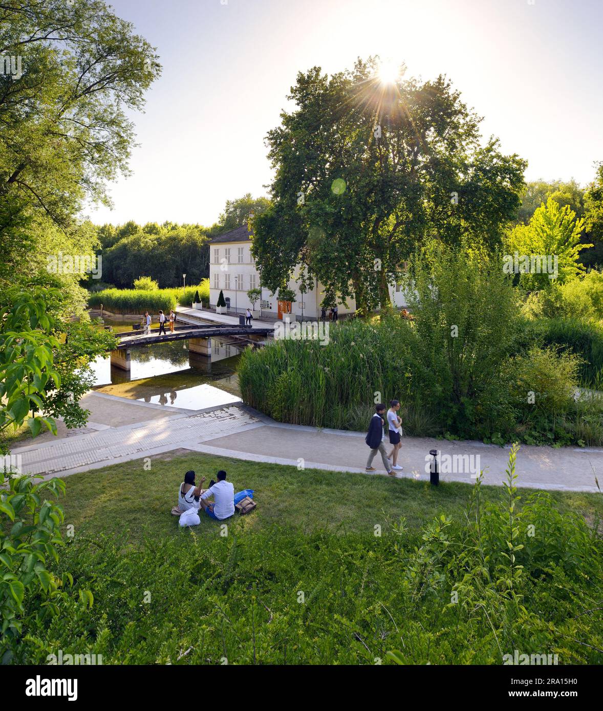 FRANCIA, ILE-DE-FRANCE, PARIS, BERCY, REUILLY, B. VINCENNES, VILLE DE PARIS, MENSCHEN, DIE SICH IM PARC DE BERCY ENTSPANNEN Foto de stock