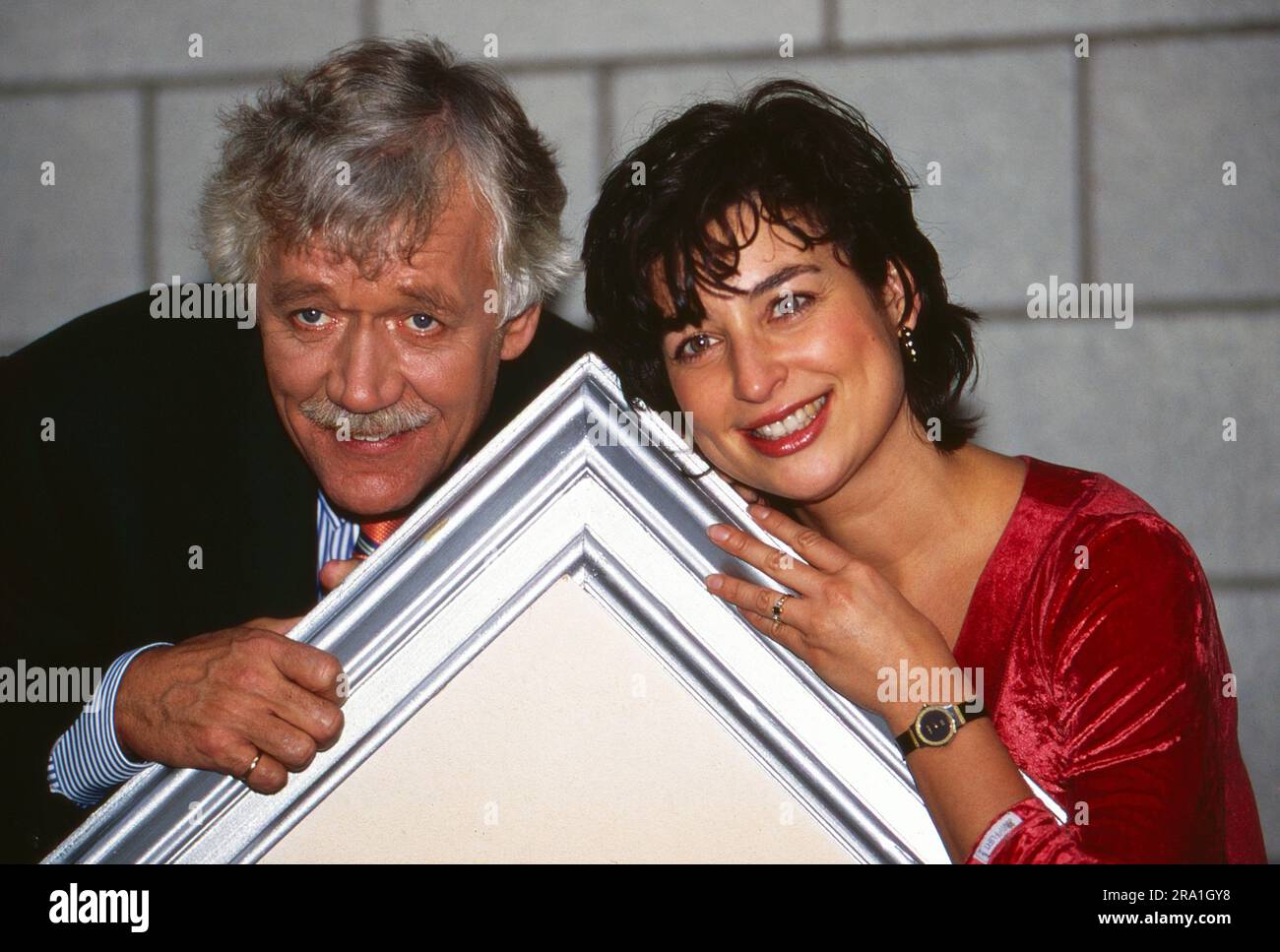 Isabel Varell, deutsche Schauspielerin und Fernsehmoderatorin, mit Moderator Carlo von Tiedemann