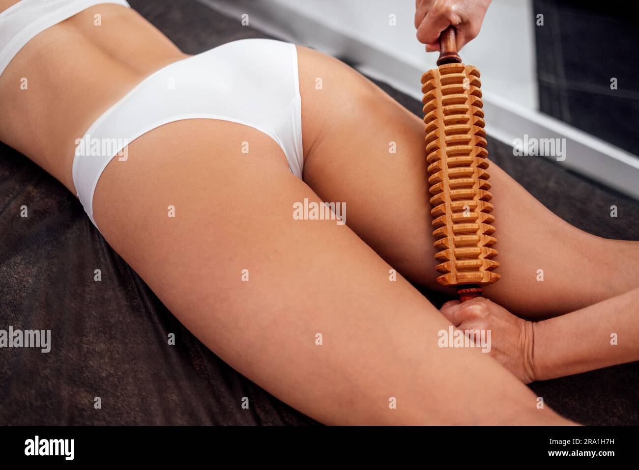 Masaje madera. Tratamiento de masaje Maderotherapy anti celulitis