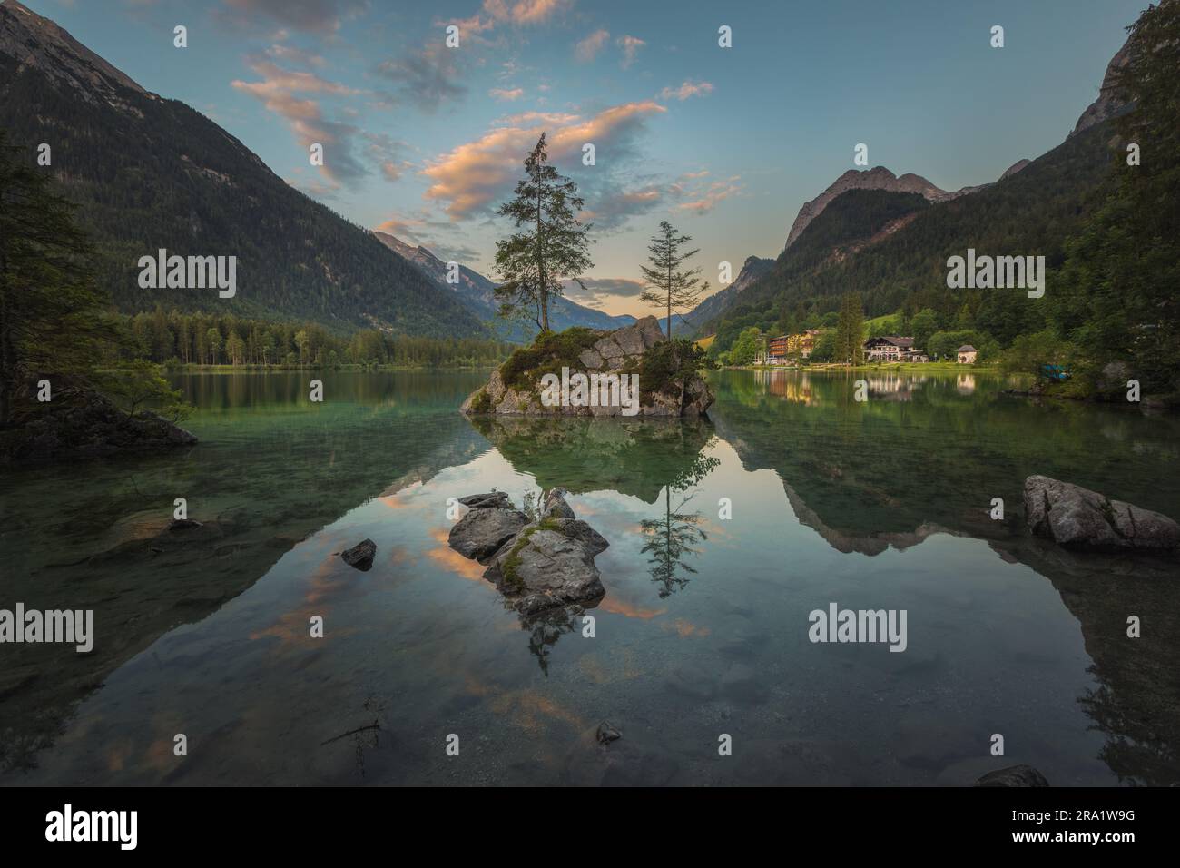 Calma del amanecer en el lago Hintersee Foto de stock