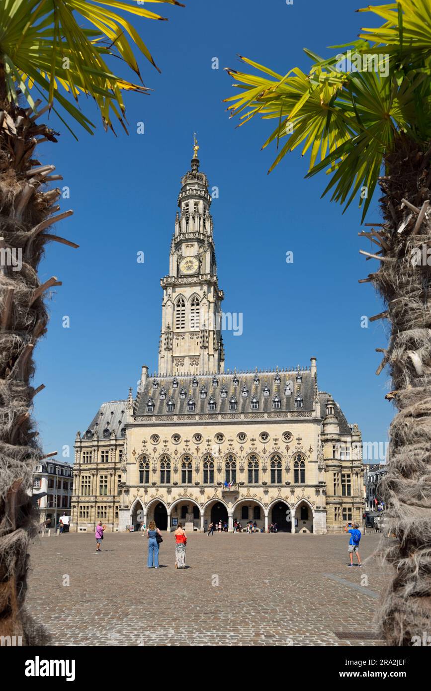 Francia, Pas de Calais, Arras, Place des Héros, lugar adoquinado frente al Ayuntamiento de Arras coronado con sus 77 metros de campanario catalogado como Patrimonio de la Humanidad por la UNESCO Foto de stock