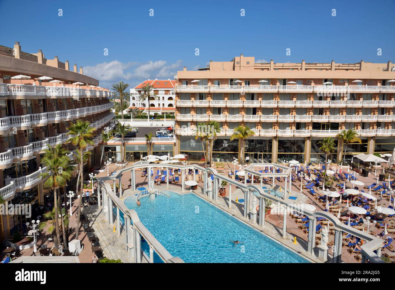 España, Islas Canarias, Tenerife, Las Américas, playa de Las Américas, Cleopatra Palace Hôtel y su piscina Foto de stock