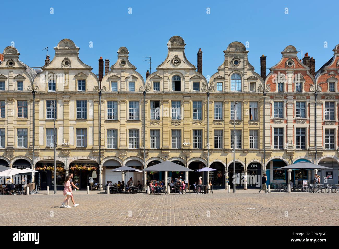 Francia, Pas de Calais, Arras, Place des Héros, casas de estilo barroco flamenco y cafés en la acera Foto de stock