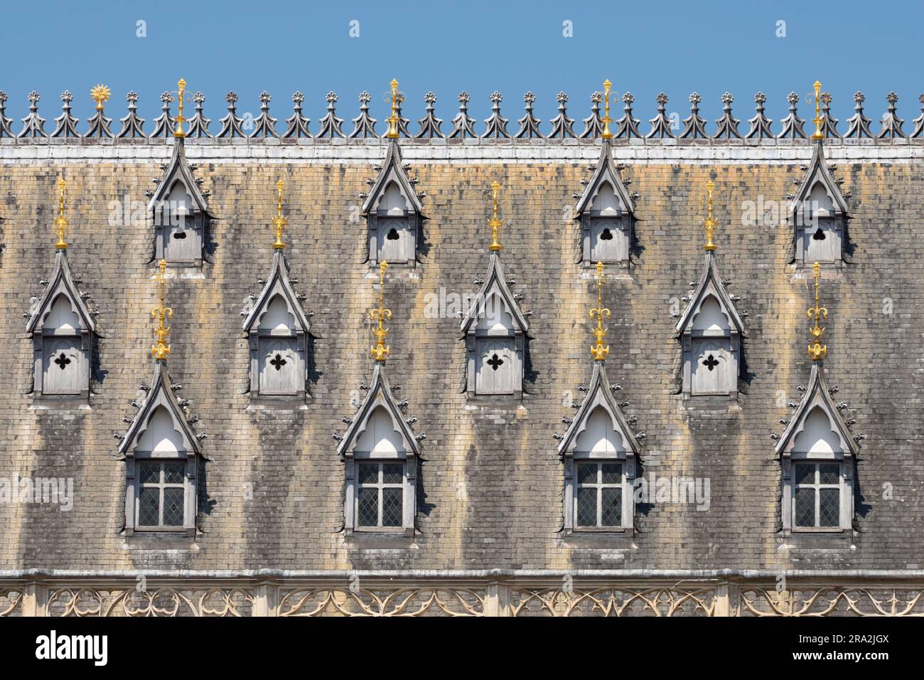 Francia, Pas-de-Calais, Arras, Place des Héros, detalles de las ventanas en el techo del Ayuntamiento de Arras Foto de stock