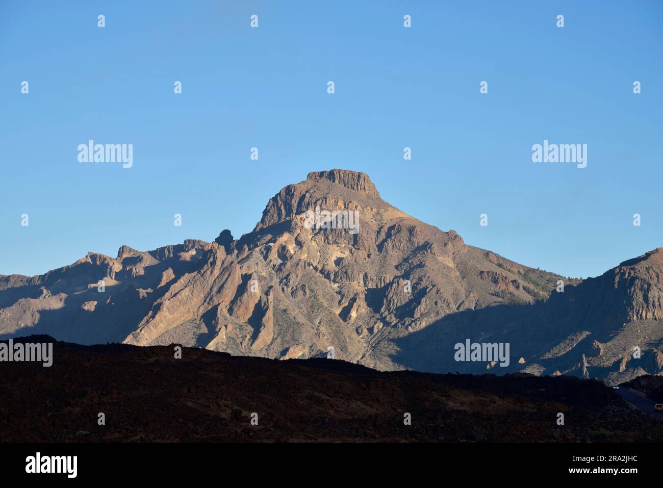 España, Islas Canarias, Tenerife, Parque Nacional del Teide declarado Patrimonio de la Humanidad por la UNESCO, carretera TF 21 al atardecer al pie del volcán Teide, la cumbre más alta de España que culmina a 3718 metros Foto de stock