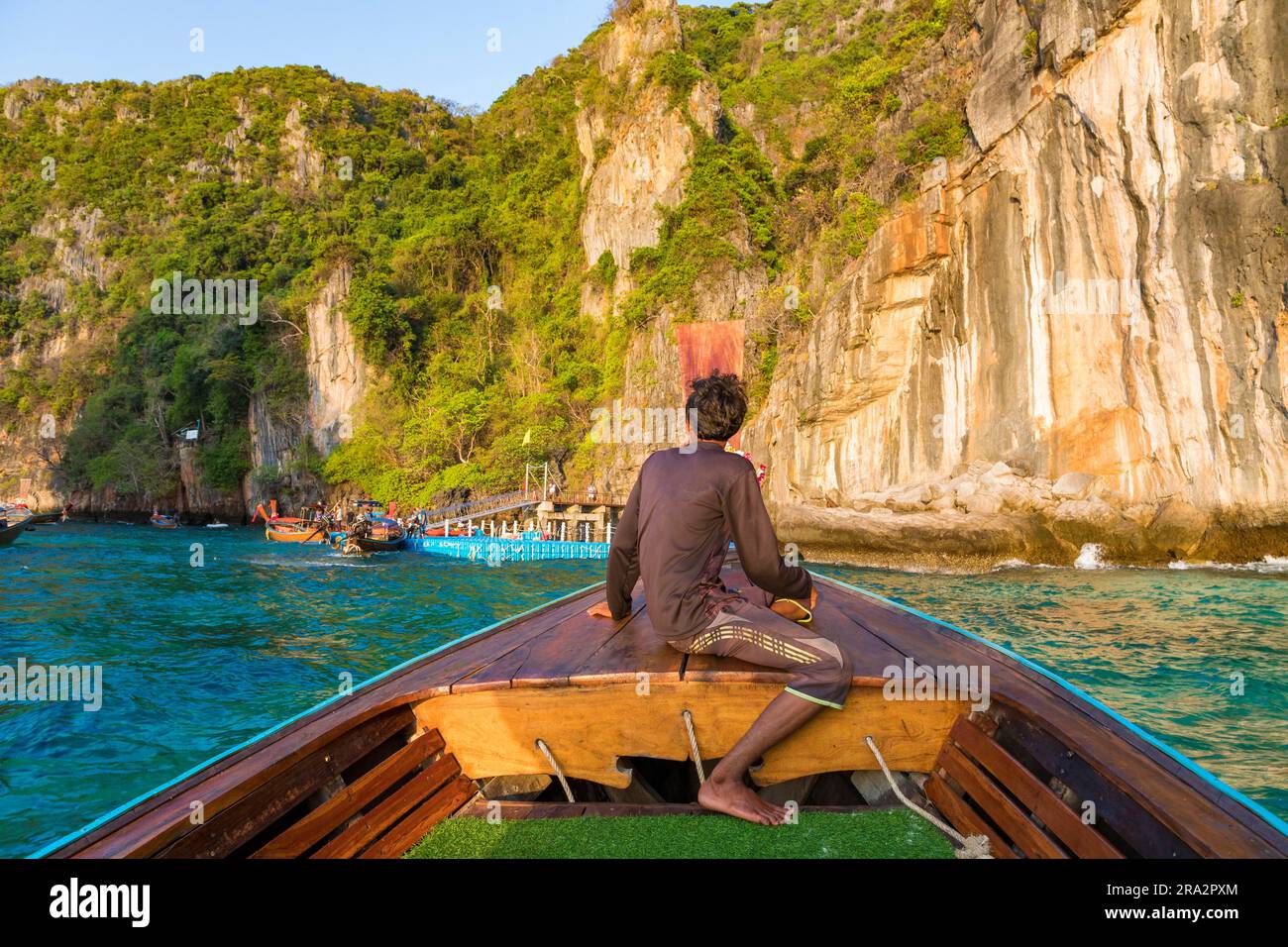 Tailandia, provincia de Krabi, isla de Koh Phi Phi Leh, muelle para acceder a la bahía Maya, barco de cola larga Foto de stock