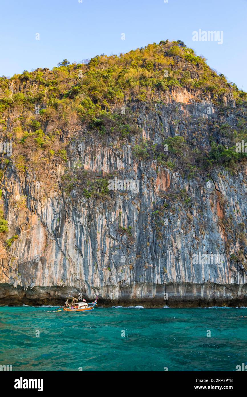 Tailandia, provincia de Krabi, isla de Koh Phi Phi Leh, barco de cola larga Foto de stock