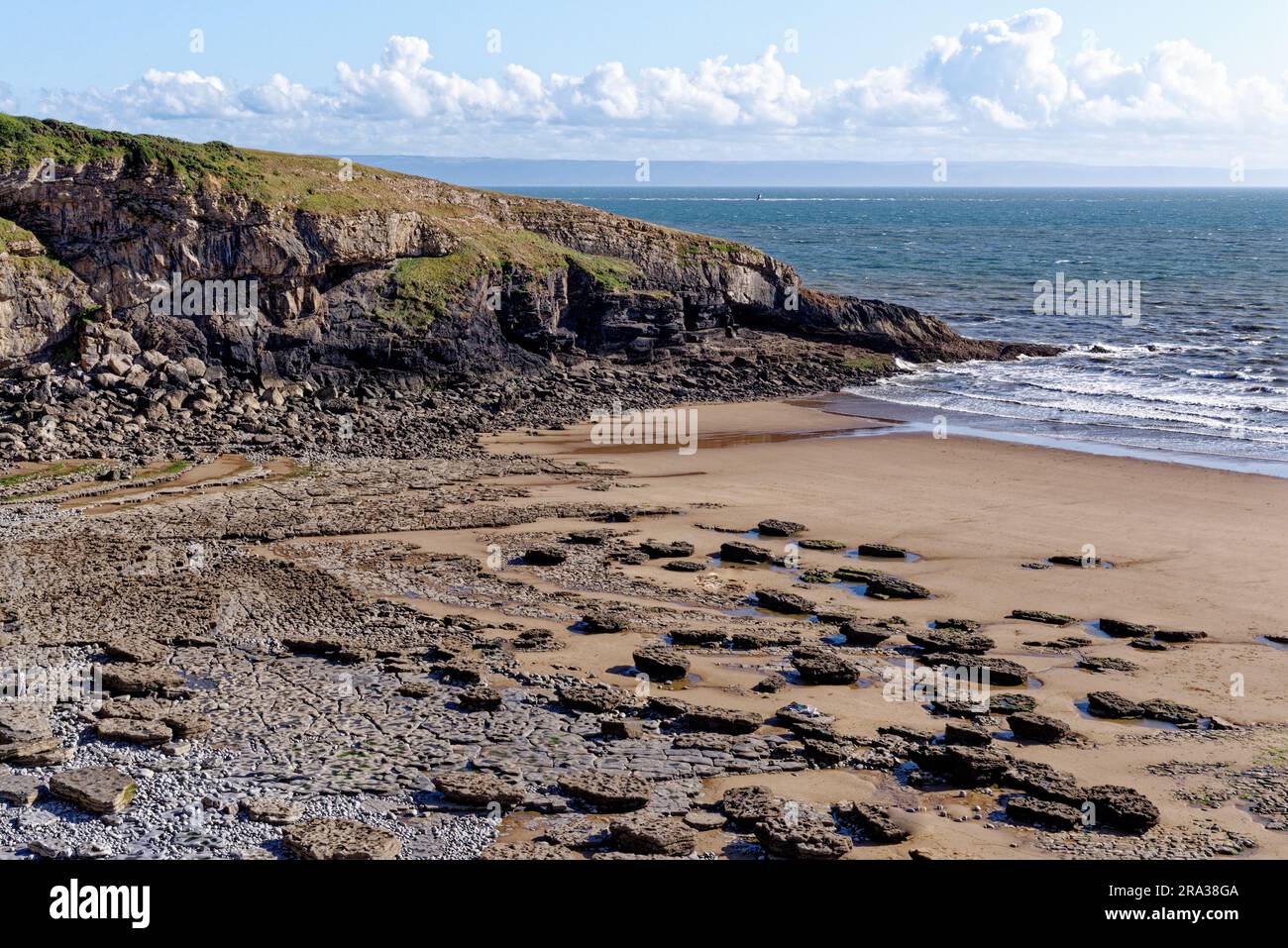 Dunraven Bay y la playa, una playa muy popular en Southerndown en la costa del patrimonio de Glamorgan, Gales del Sur, Reino Unido. 25º de julio de 2023 Foto de stock