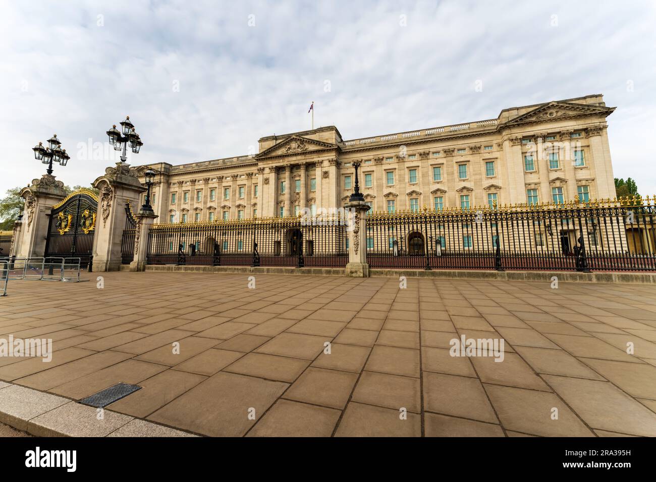 El Palacio de Buckingham, símbolo de la monarquía británica y hogar de reyes, reinas y miembros de la familia real. No hay gente, semana de coronación del rey Carlos II. Foto de stock
