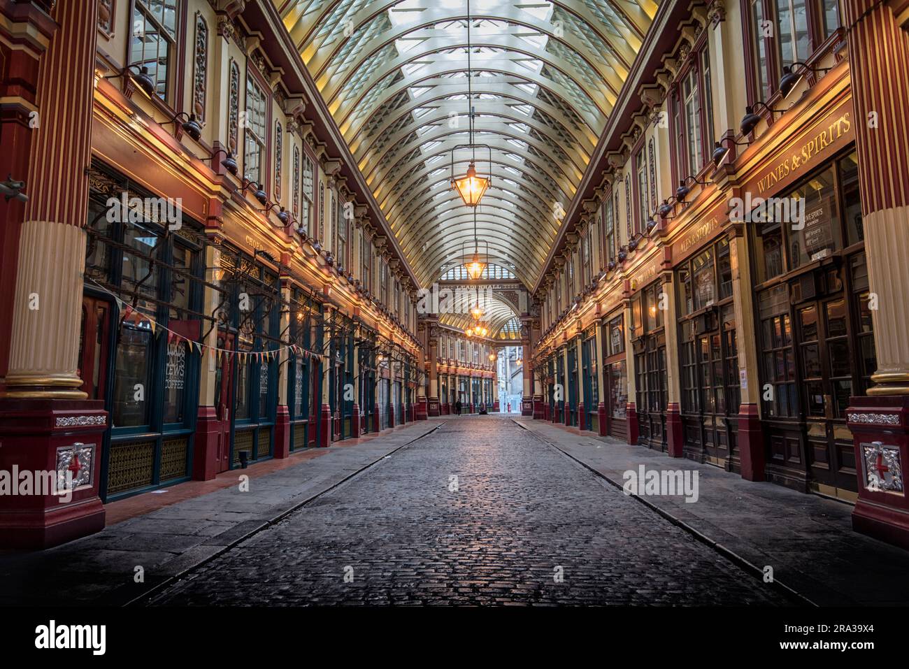 Leadenhall Market, Londres, se encuentra donde un mercado romano una vez estuvo. El mercado actual está lleno de tiendas minoristas y lugares para comer, beber. Foto de stock