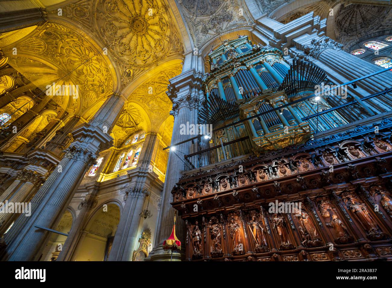 Foto de gran angular del órgano interior y coro de la Catedral de Málaga, también conocida como la Catedral de la Encarnación de Málaga. Arquitectura increíble. Foto de stock