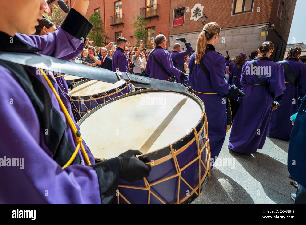 Los tambores durante una procesión de Semana Santa. Madrid, España  Fotografía de stock - Alamy