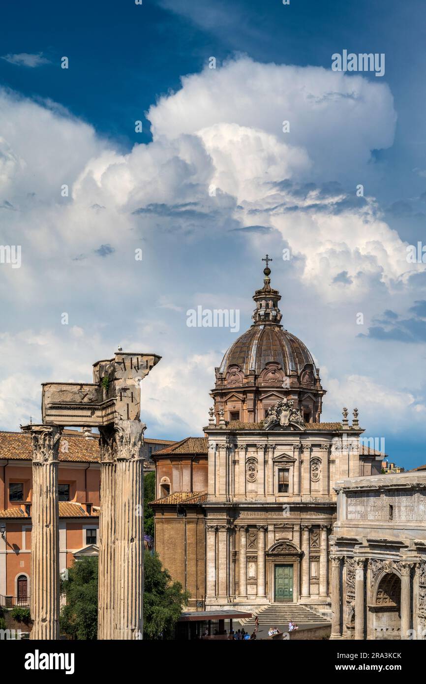 Vista escénica del Foro Romano, Roma, Lacio, Italia Foto de stock