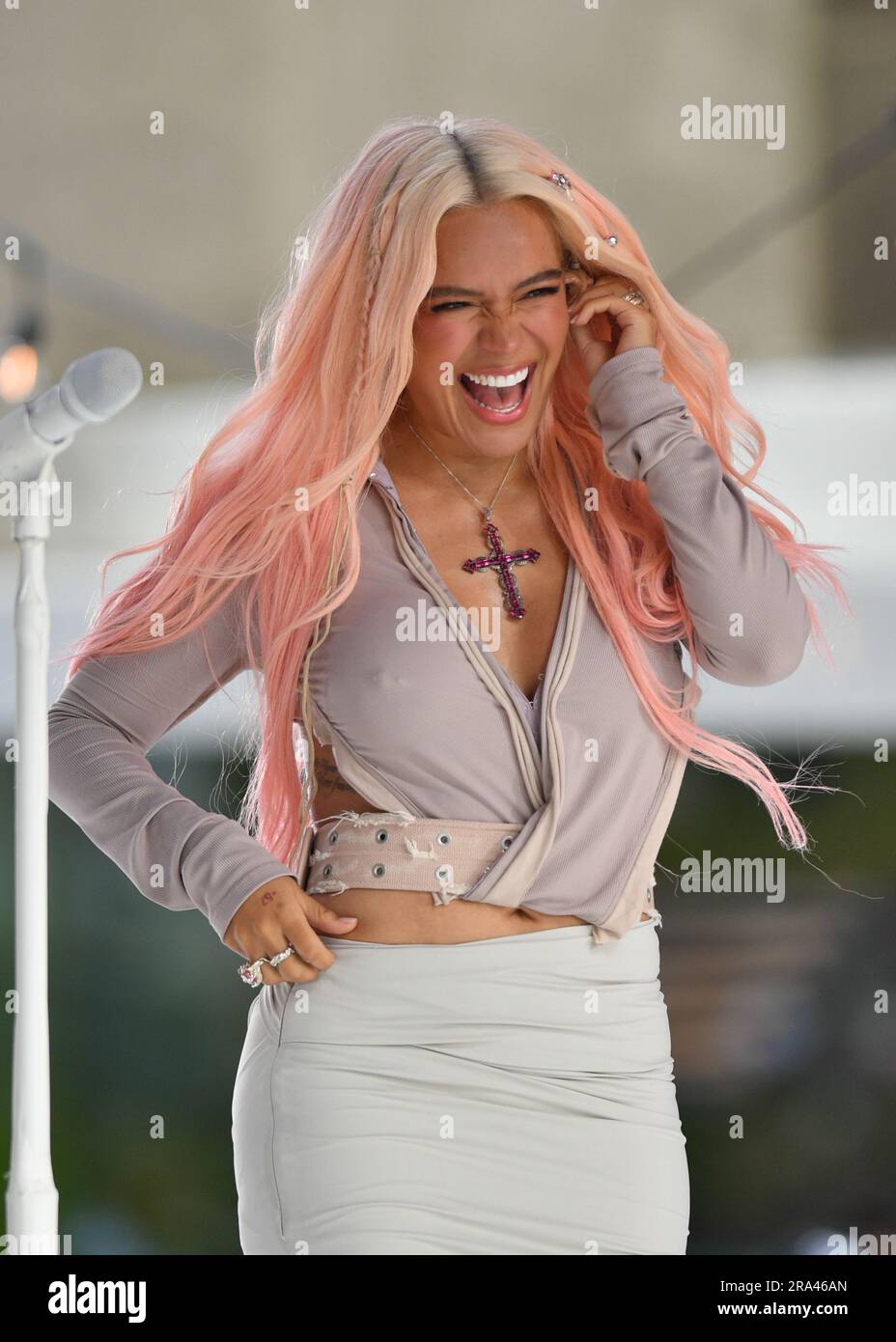 Karol G actúa en el programa Today de NBC en Rockefeller Plaza el 30 de