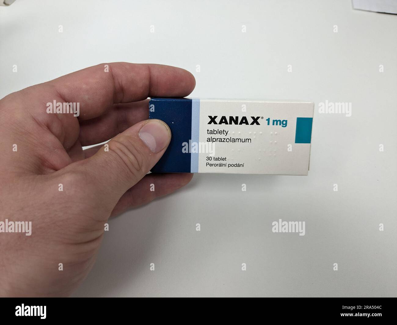Xanax píldoras con sustancia activa Alprazolam, ansiolíticos antidepresivos medicamentos de terapia, es una droga popular para abusar y tiene valor callejero Pfizer Foto de stock