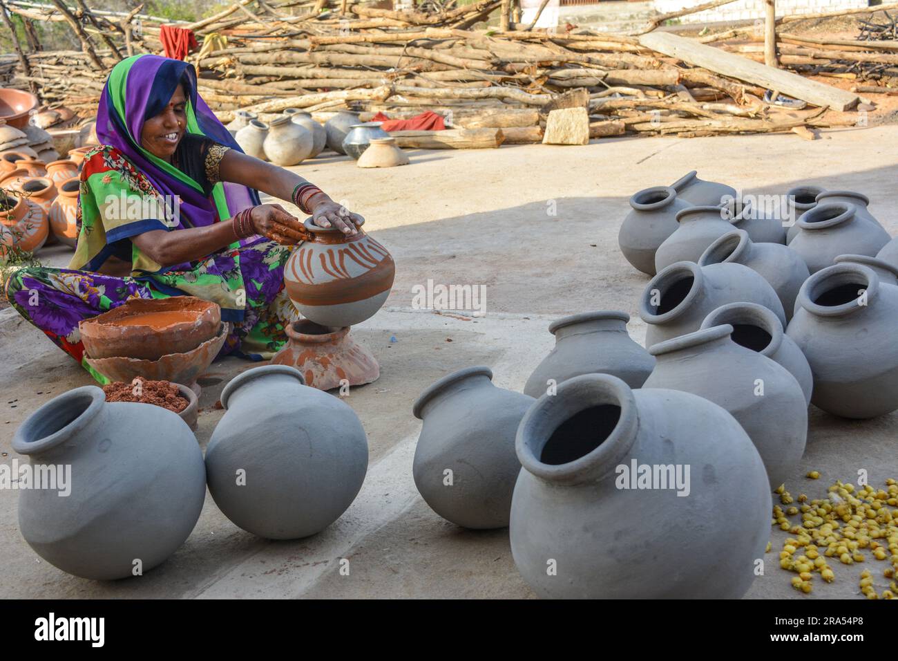 Ollas de barro vidriado para la venta en un puesto callejero en Guatemala  Fotografía de stock - Alamy