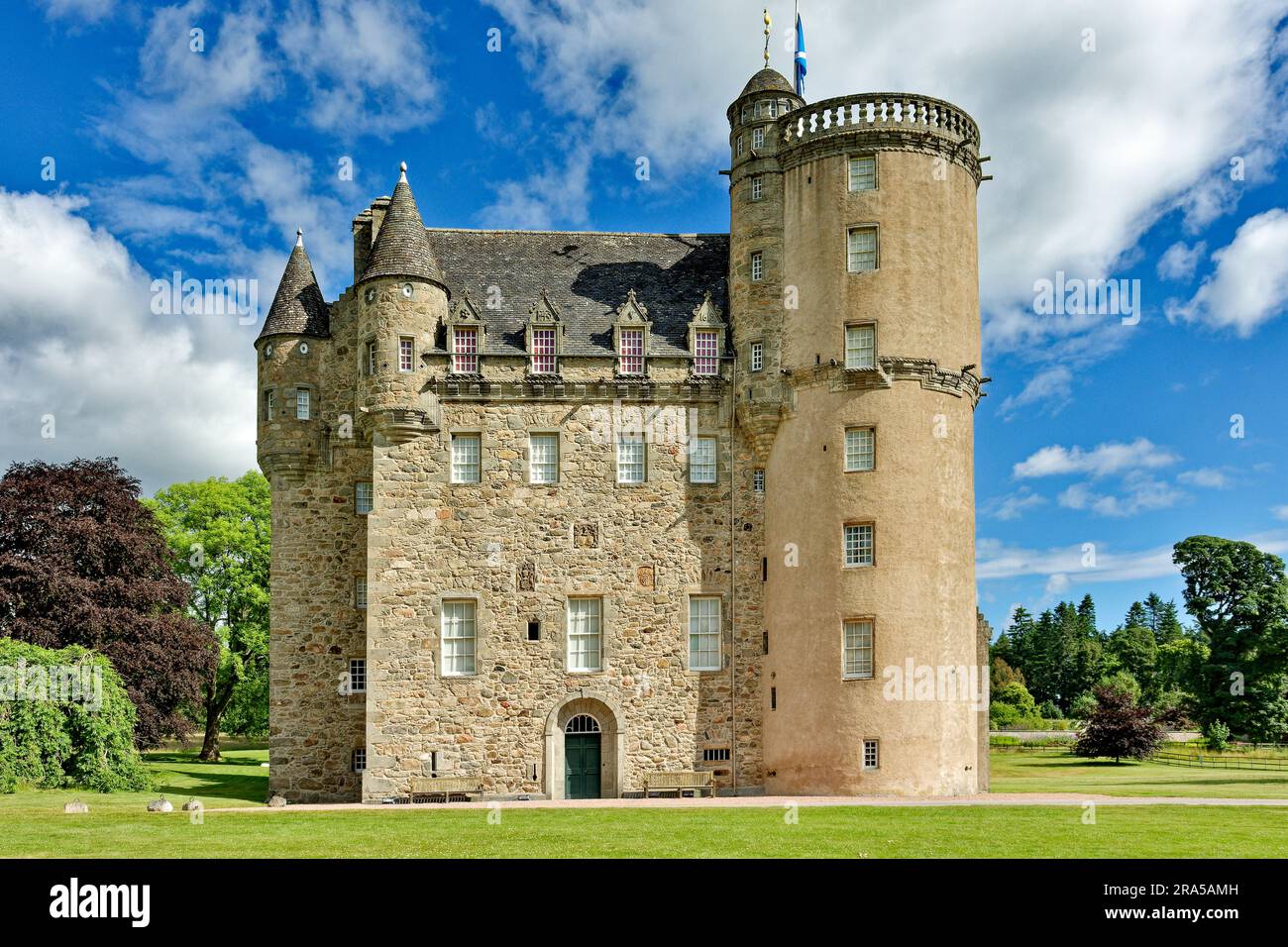 Castillo Fraser Kemnay Aberdeenshire Escocia La torre y el aspecto frontal del edificio a principios de verano Foto de stock