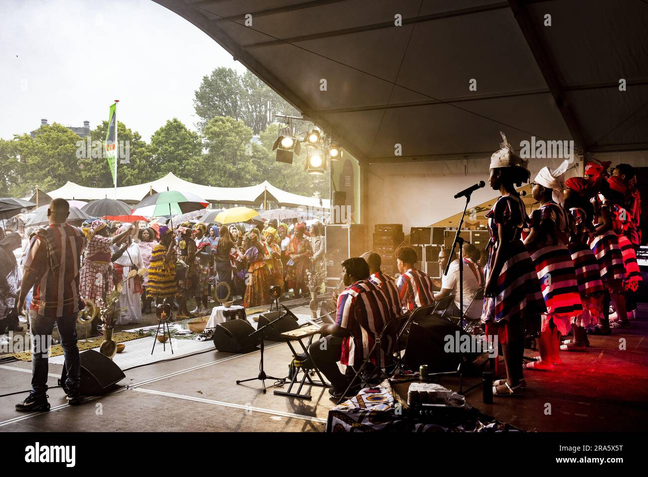 AMSTERDAM - El Festival Keti Koti en el Museumplein. La celebración de Keti Koti en Ámsterdam se ha trasladado al Museumplein este año, porque se esperan más visitantes que ediciones anteriores. Este año, el 1 de julio, hace 150 años que la esclavitud fue prácticamente abolida en Surinam y la parte caribeña del reino. ANP RAMON VAN FLYMEN países bajos FUERA - bélgica FUERA Crédito: ANP/Alamy Live News Foto de stock